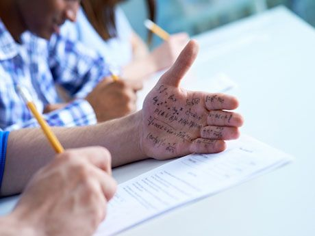 学生正在考试中作弊